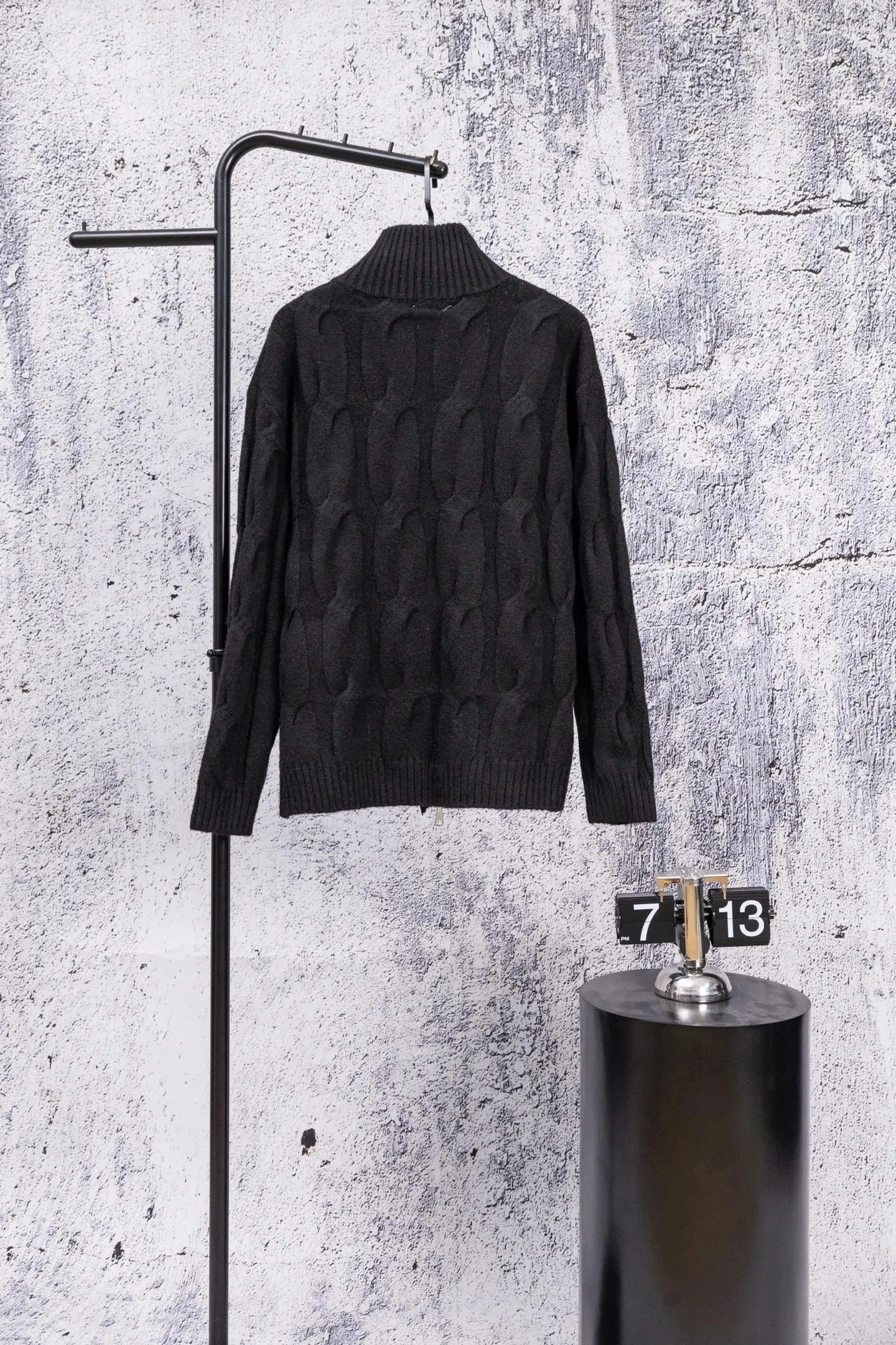 P190 Ralph Lauren 2026 new blended twist craft autumn and winter high-quality double zipper stand collar knitted cardigan jacket. Its design is really amazing. The blended twist craft makes it full of texture. The double zipper stand collar design is not only warm but also super stylish. Wearing it instantly enhances your temperament. Whether it is paired with a dress or jeans, it can be easily worn, showing a high-end feel in autumn and winter. The colors are also super nice, and each one is super elegant. Wearing them while walking on the street will turn heads 100% of the time. 🎺 This autumn and winter, buy yourself a warm and fashionable jacket, so that you can look beautiful in the cold weather. Size: S M L Color: Beige Black Gray